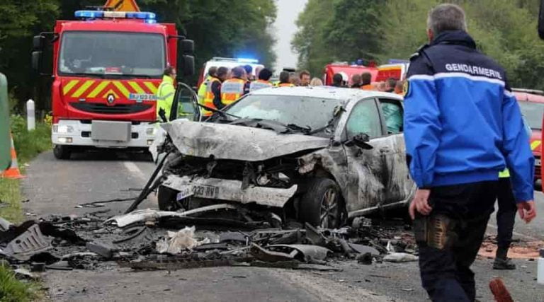 Après avoir vu une araignée, une femme perd le contrôle de sa voiture