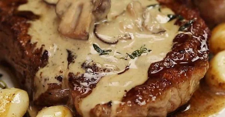 Bifteck poêlé au beurre à l’ail et à la sauce crémeuse aux champignons