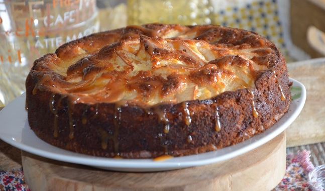 Gâteau au yaourt pommes et caramel beurre salé