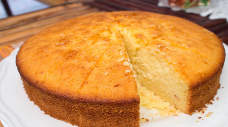 Le gâteau au yaourt de mamie, sans sucres, sans gluten qui rend fou les gourmands