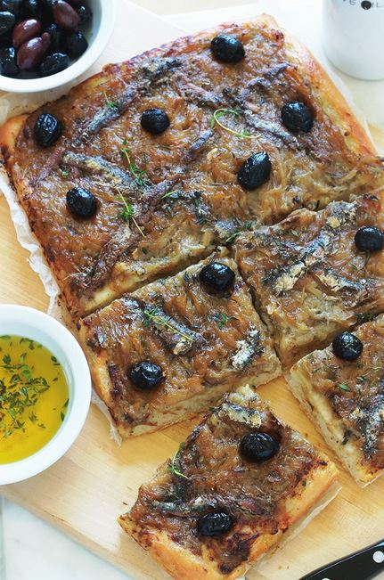 Pissaladière recette niçoise (oignons, anchois, olives)