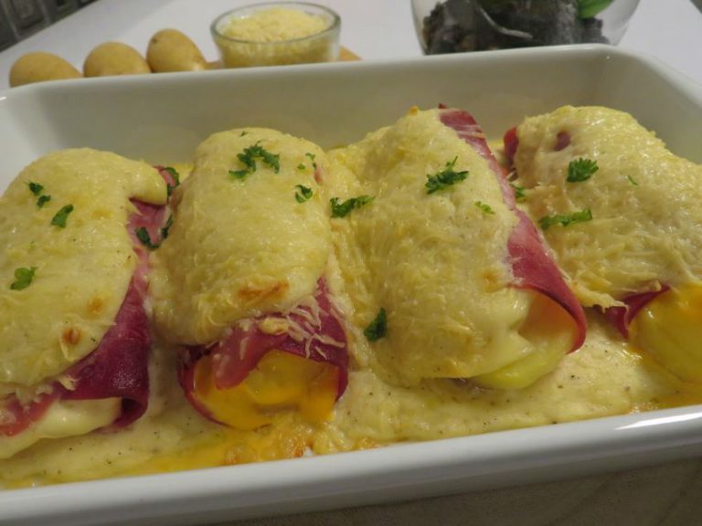 Pommes de terre au jambon et à la béchamel