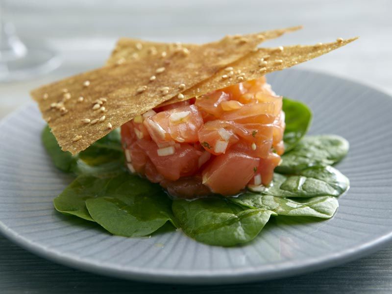 Recette de Tartare de saumon, pousses d'épinard et chips croustillantes