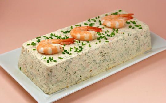 Terrine de Saint-Jacques, saumon et crevettes à la crème citronnée