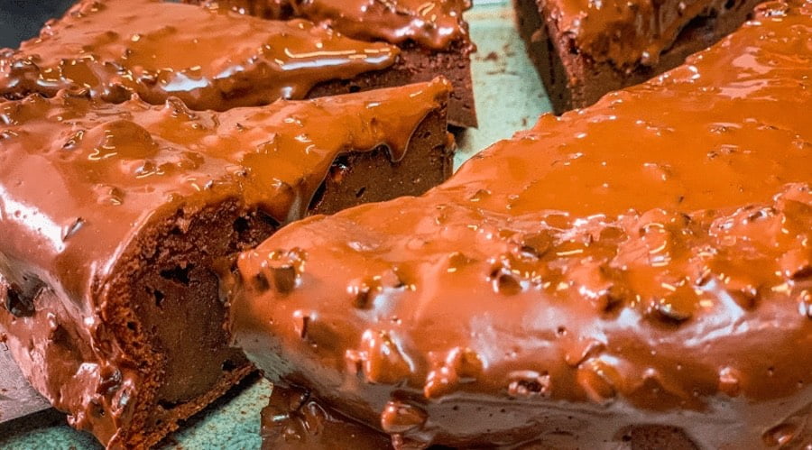 Un gâteau moelleux et fondant au chocolat, mascarpone, avec un glaçage façon rocher praliné