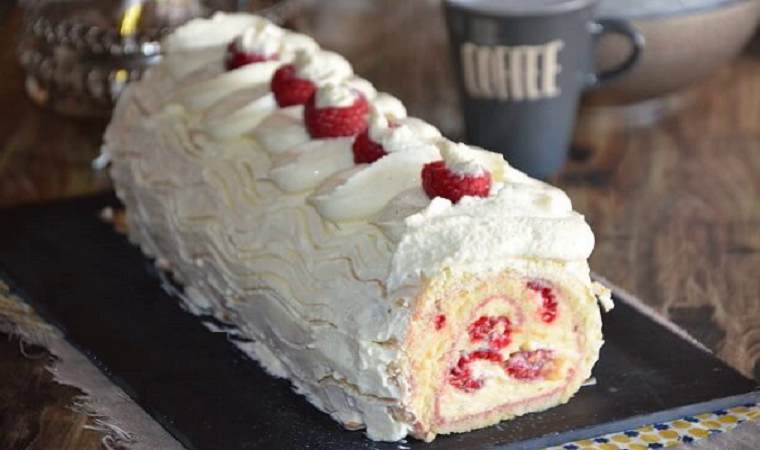 Buche A La Creme Patissiere Vanille Et Framboises Allo Astuces Votre Carnet De Recettes Recettes Faciles