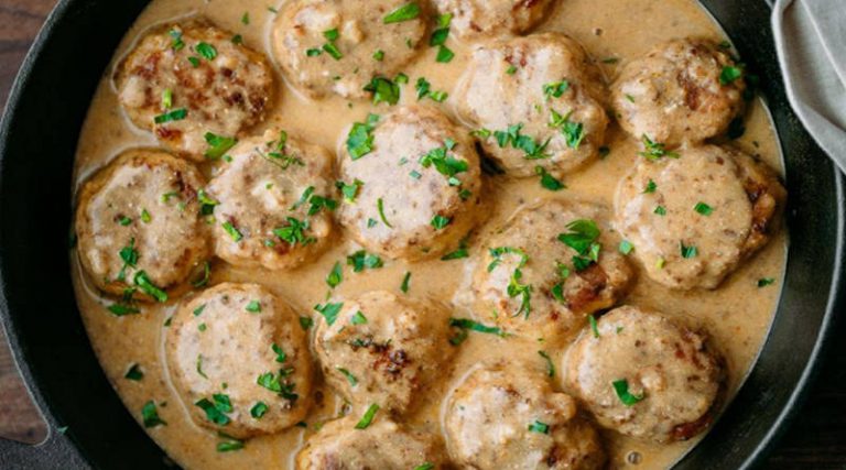 Boulettes de poulet dans une sauce crémeuse, délicieuses même une fois