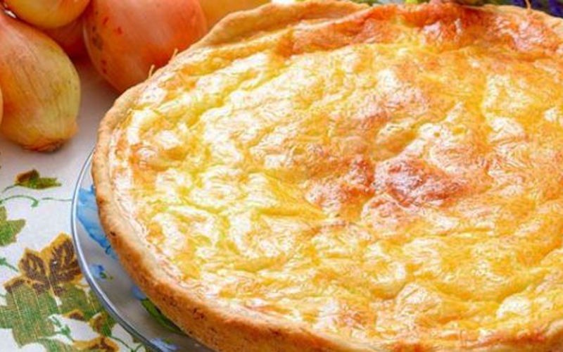 Tarte à l’oignon et au fromage blanc d'Alsace: Simple, pratique et savoureuse, on accompagne cette tarte salée d'une salade verte pour un repas complet.