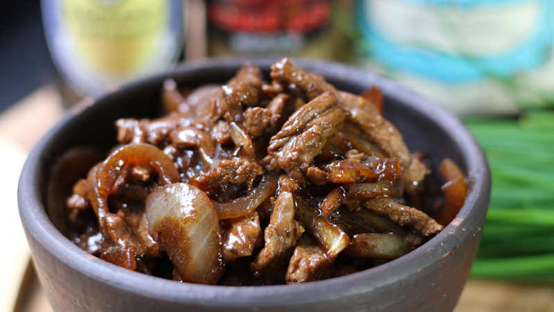 Bœuf aux oignons sauté plein de saveur