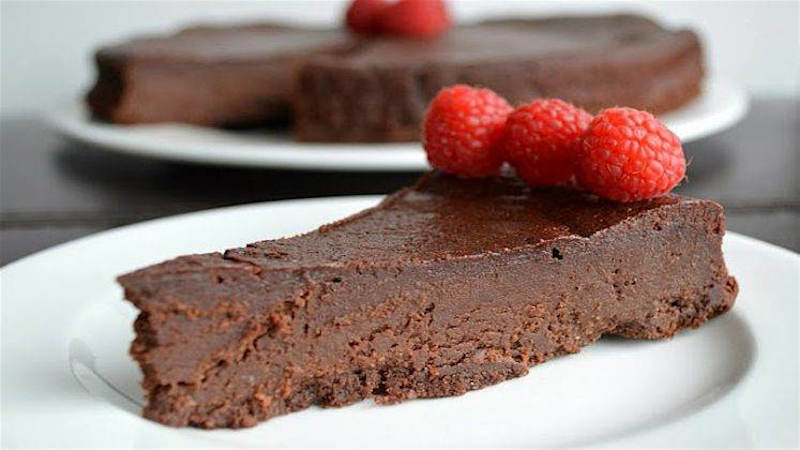 Gateau Au Chocolat 2 Ingredients Pret En 5 Minutes Delicieux Dessert Pour Paresseux Allo Astuces Votre Carnet De Recettes Recettes Faciles