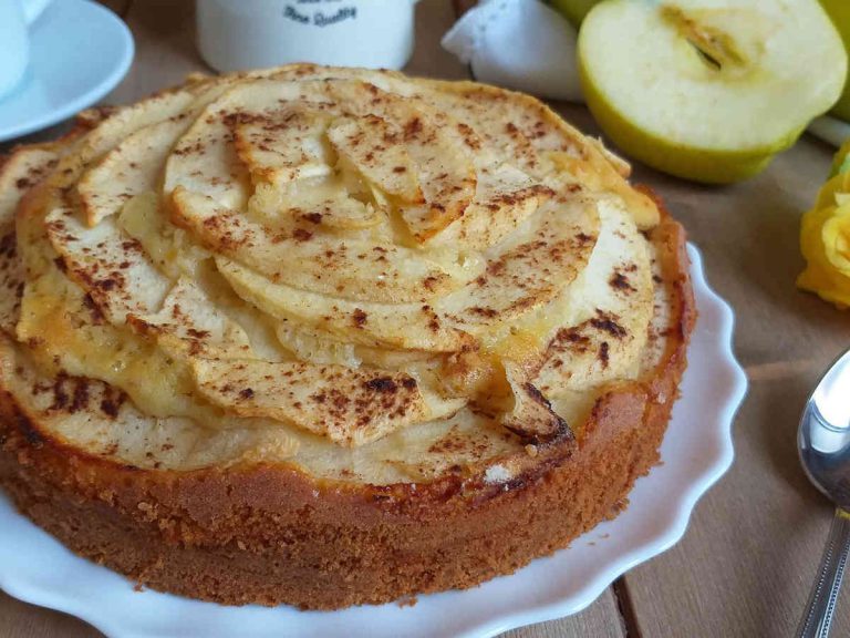 Gâteau moelleux aux pommes et à la cannelle