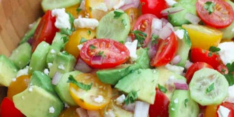 la salade de tomates, concombre et avocat