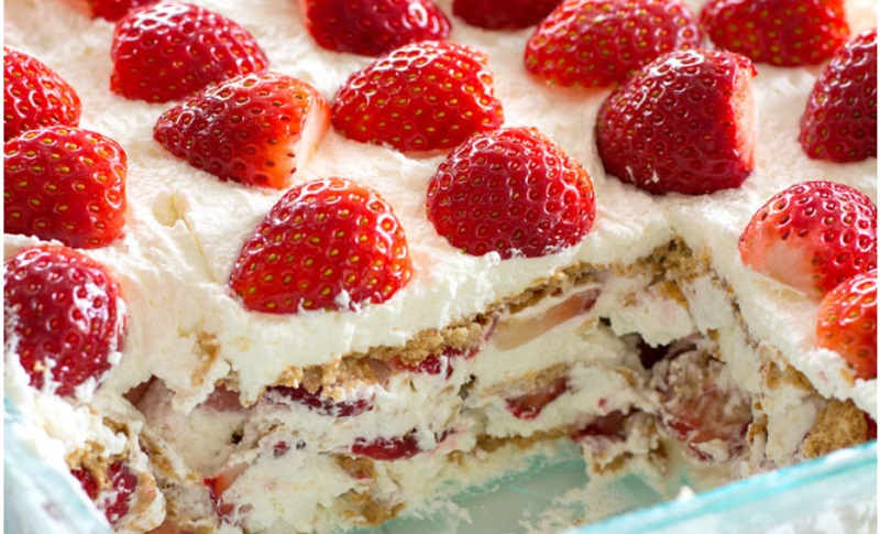 Voici Le Meilleur Gateau Aux Fraises Et A La Creme Fouettee Un Dessert Sans Cuisson Allo Astuces Votre Carnet De Recettes Recettes Faciles