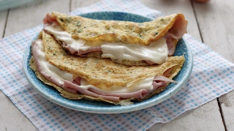 Omelette farcie au jambon cuit et au fromage