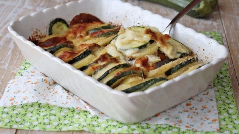 Pommes de terre aux courgettes et mozzarella au four