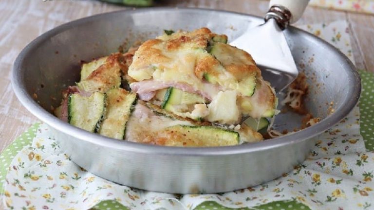 Tarte aux pommes de terre et aux courgettes avec mozzarella cuite au four