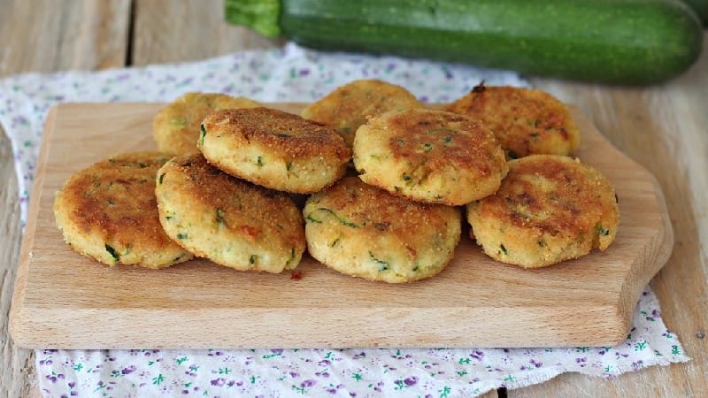 Boulettes de viande et pommes de terre et de courgettes