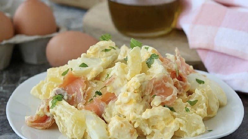 Salade de pommes de terre aux œufs et au saumon