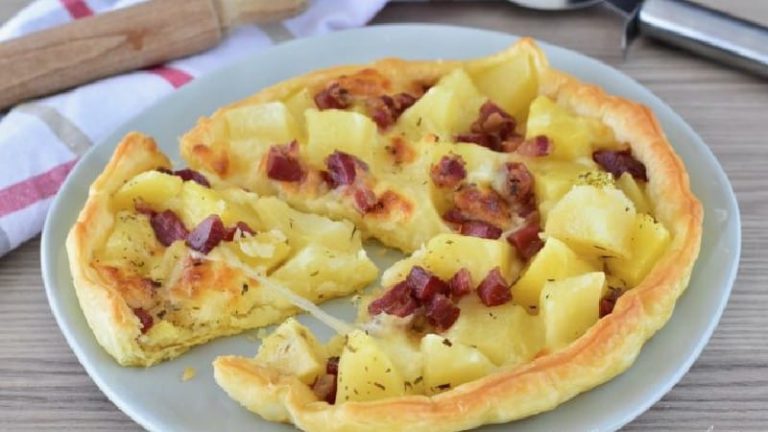 Pizza feuilletée aux pommes de terre et jambon cuit