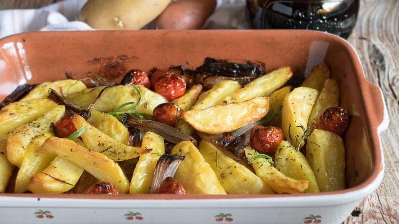 Pommes de terre au four avec oignons et tomates