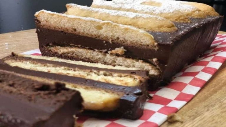 Gâteau au chocolat sans cuisson avec seulement 4 ingrédients