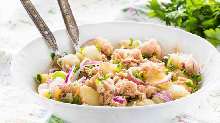 Salade de pommes de terre au thon et à l'oignon