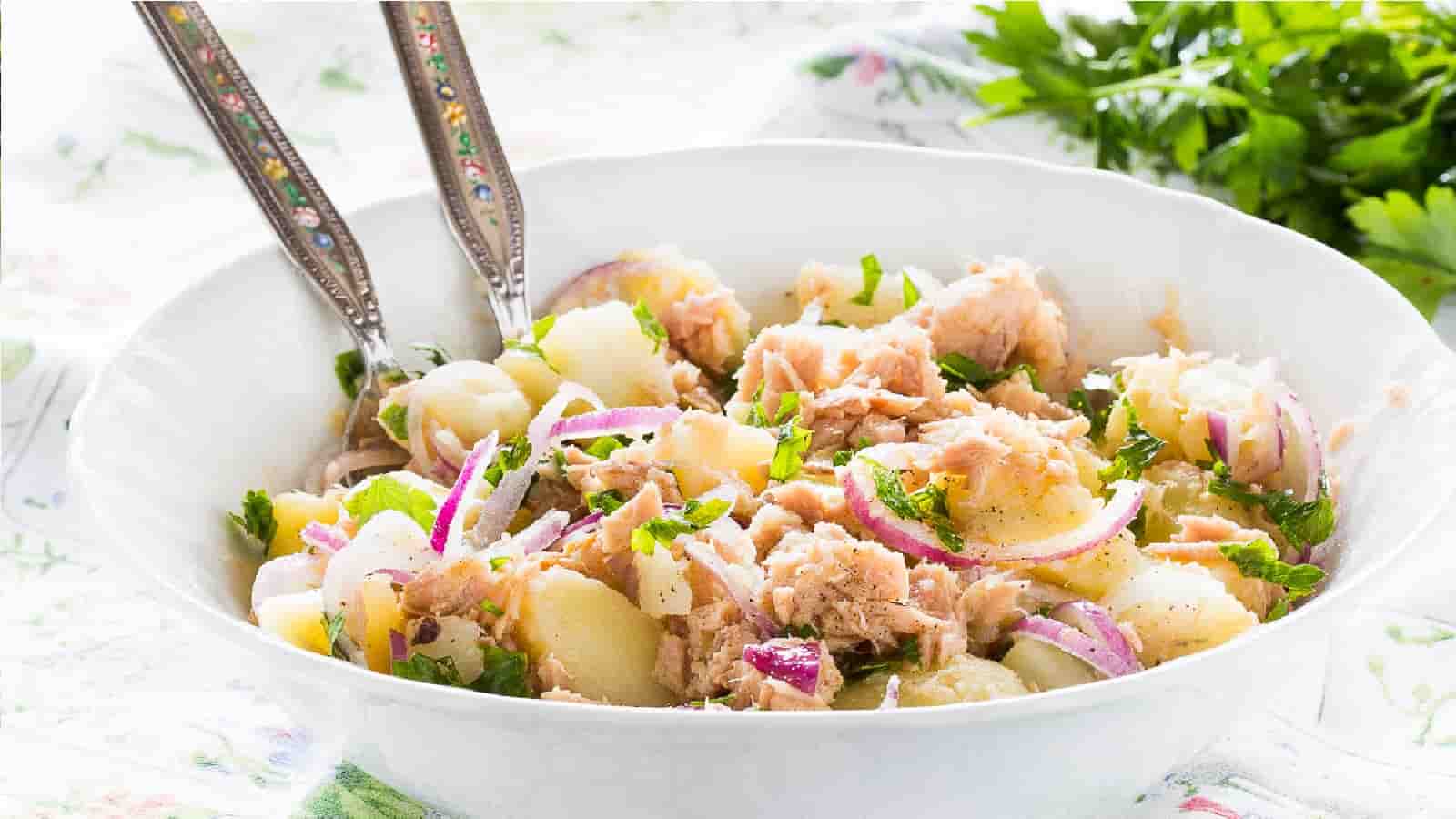 Salade de pommes de terre au thon et à l'oignon