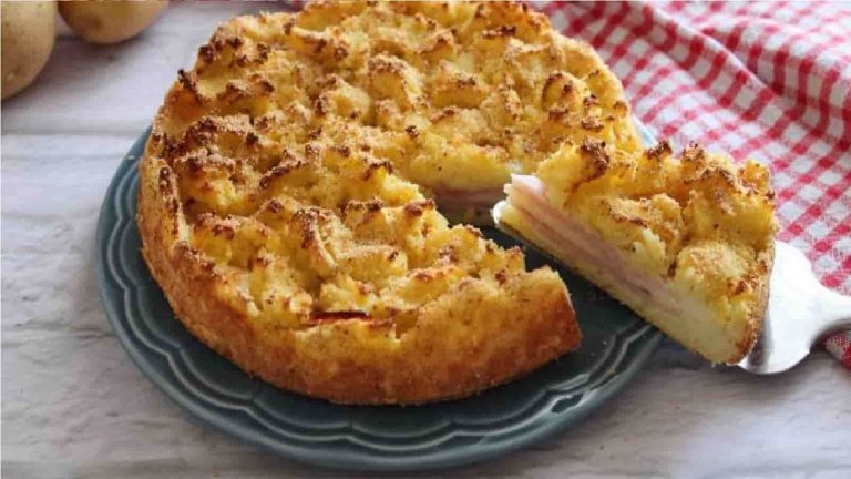 Tarte aux pommes de terre émiettée remplie de jambon