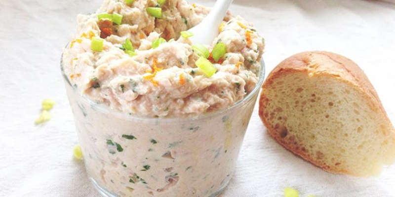 Rillettes de thon gourmande : Découvrez la recette de Rillettes de thon, une tartinade fraîche et gourmande à étaler sur des toasts ou des croûtons. Une recette simple à réaliser. Ingrédients : Petite boite de thon au naturel égouttée : 1 Fromage frais : 150 g Huile d’olive : 1 cuil. à soupe Gouttes de jus de citron (un peu) Brins de ciboulette (un peu) Sel Poivre Préparation Rillettes de thon gourmande: Rincez la ciboulette, égouttez-la et ciselez-la finement, ensuite Mettez le thon égoutté et émietté dans un bol Ajoutez le fromage frais, l’huile d’olive, la ciboulette, un peu de jus de citron, du sel et du poivre. Mélangez à la fourchette jusqu’à l’obtention d’une pâte homogène Placez au frais jusqu’au moment de servir