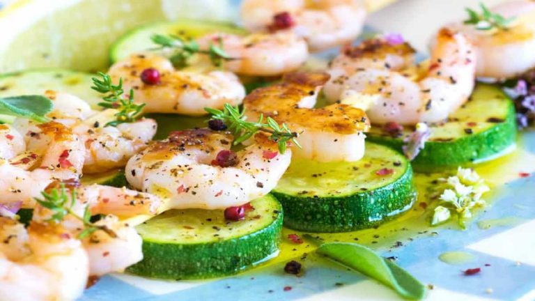 Salade de courgettes et crevettes grillées