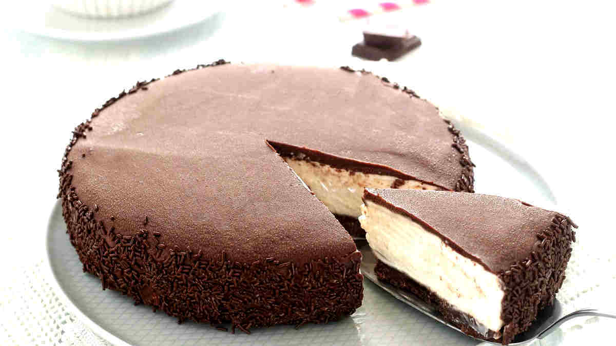 Gateau Froid A La Creme De Lait Recouvert De Chocolat Cremeux Allo Astuces Votre Carnet De Recettes Recettes Faciles