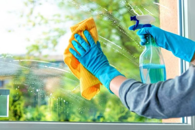 Nettoyage de vitres : 5 astuces à réaliser chez soi pour un résultat professionnel