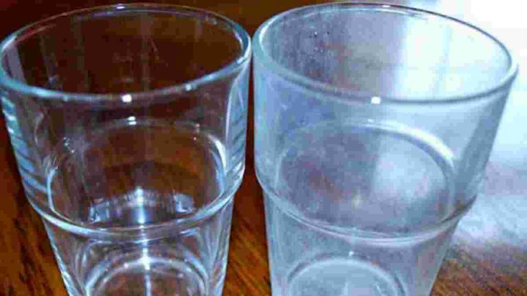 L’astuce magique pour enlever les tâches blanches des verres les rendre comme neufs