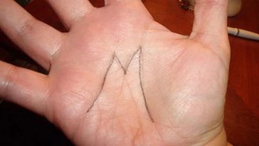 Si les lignes de vos mains forment un M voici ce que cela révèle sur vous !