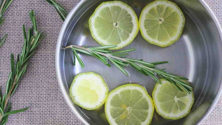 parfumer toute la cuisine en 1 minute avec un brin de romarin et un citron