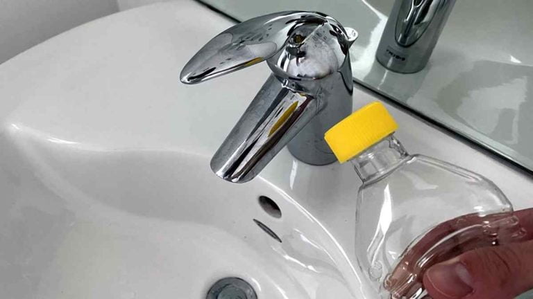 Comment utiliser du vinaigre blanc pour nettoyer toute la salle de bain