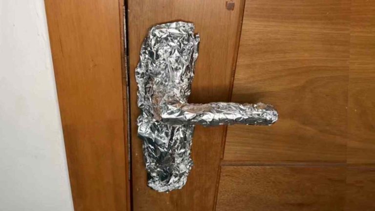 mettre du papier d’aluminium sur la poignée de porte