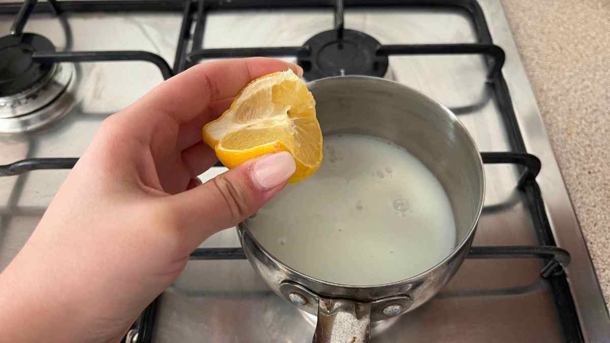 citron dans du lait bouillant