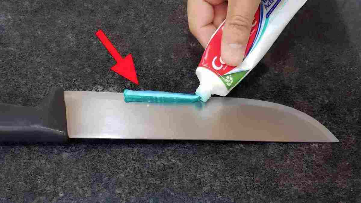 DU DENTIFRICE SUR UN COUTEAU DE CUISINE