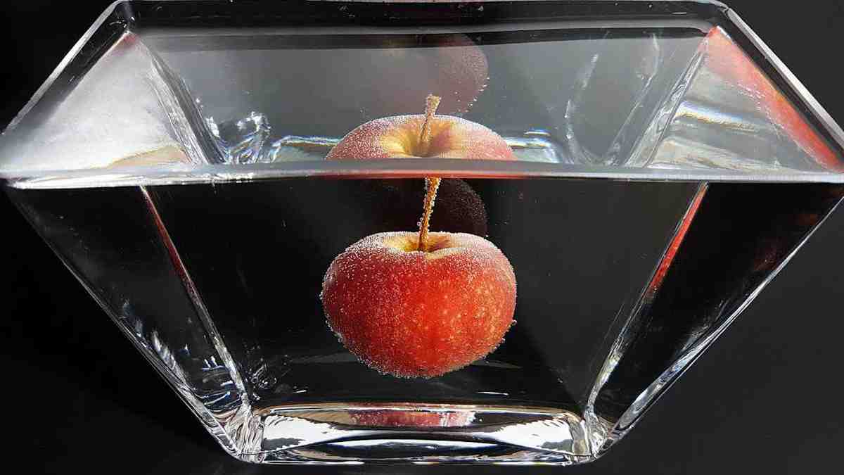 Tremper une pomme dans un bol d'eau