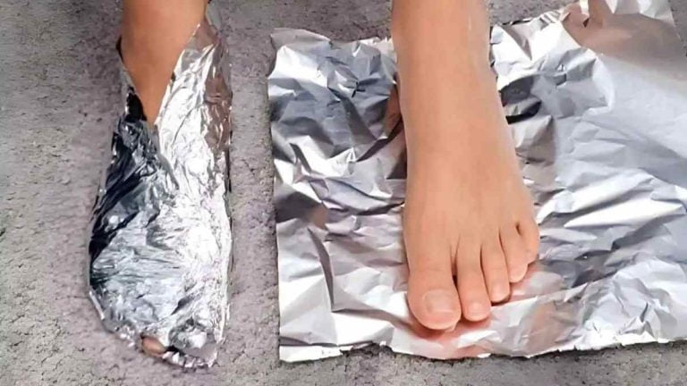 enroule du papier d'aluminium dans les pieds