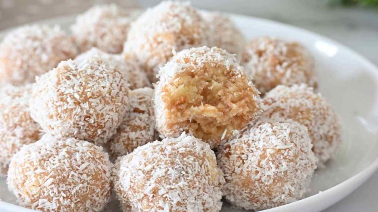 Boules de gâteau à la noix de coco prêtes en 5 minutes