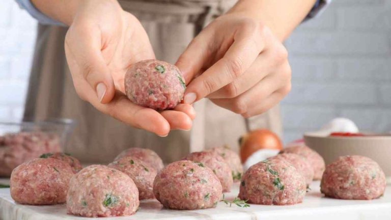 Découvrez une Recette Anti-Gaspillage : Boulettes de Pain Rassis Que Toute la Famille Va Adorer !