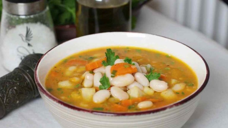 Soupe de haricots à la grecque : une recette saine et réconfortante