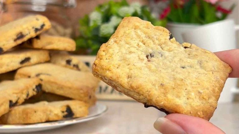 Biscuits à l’avoine, cerises et raisins secs : un petit-déjeuner sain et rassasiant