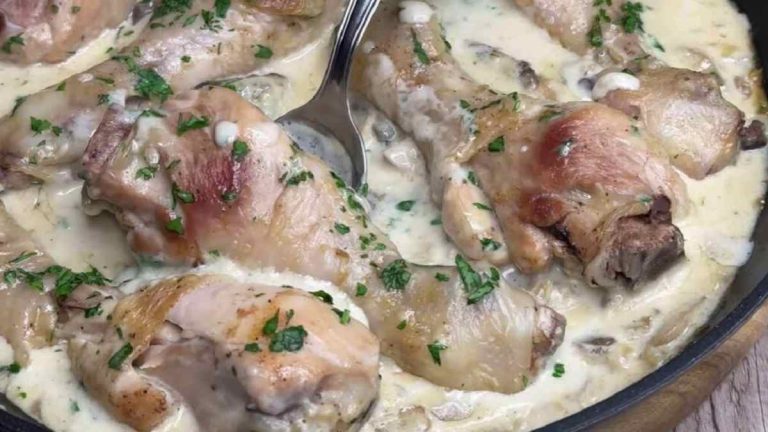 Cuisses de Poulet à la Sauce Crémeuse aux Champignons