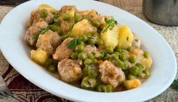 Boulettes moelleuses aux pommes de terre et petits pois : une recette savoureuse et légère